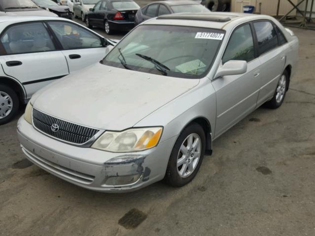 4T1BF28B52U210030 - 2002 TOYOTA AVALON XL SILVER photo 2