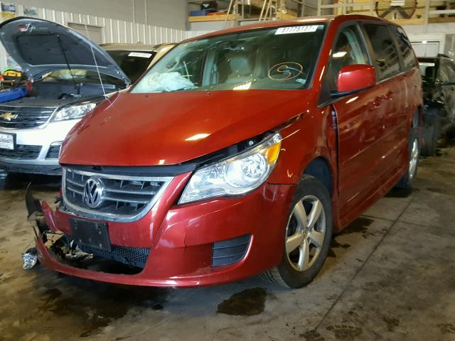 2V4RW3D16AR186652 - 2010 VOLKSWAGEN ROUTAN SE RED photo 2