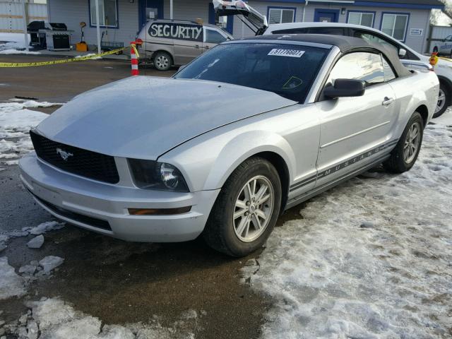 1ZVFT84N965234815 - 2006 FORD MUSTANG SILVER photo 2