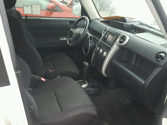 JTLKT324650193381 - 2005 TOYOTA SCION XB WHITE photo 5