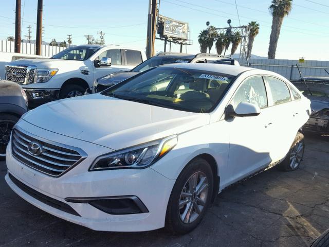 5NPE24AF2HH444392 - 2017 HYUNDAI SONATA SE WHITE photo 2