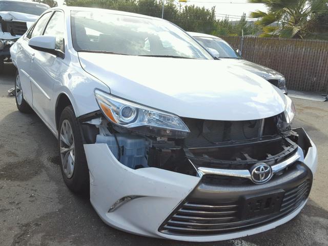 4T1BF1FK4HU364167 - 2017 TOYOTA CAMRY LE თეთრი ფოტო 1