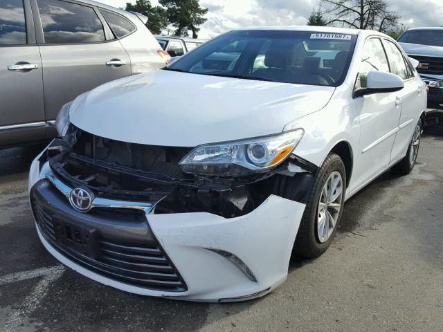 4T1BF1FK4HU364167 - 2017 TOYOTA CAMRY LE თეთრი ფოტო 2