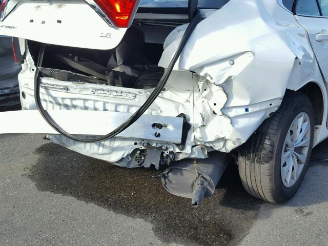 4T1BF1FK4HU364167 - 2017 TOYOTA CAMRY LE თეთრი ფოტო 9