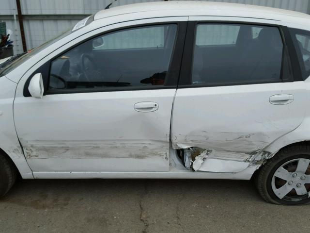 KL1TD66676B649752 - 2006 CHEVROLET AVEO BASE WHITE photo 9