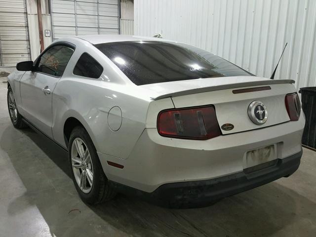 1ZVBP8AN7A5136401 - 2010 FORD MUSTANG SILVER photo 3