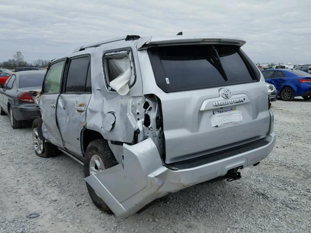 JTEBU5JR2H5408677 - 2017 TOYOTA 4RUNNER SR SILVER photo 3