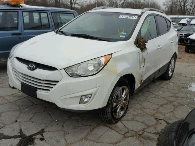 KM8JUCAC8DU630992 - 2013 HYUNDAI TUCSON GLS WHITE photo 2