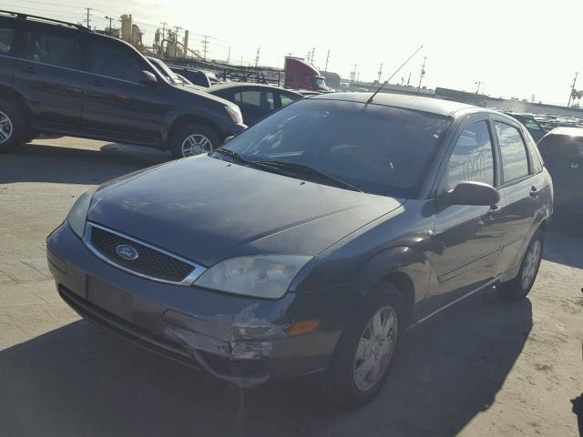 1FAFP34N47W106574 - 2007 FORD FOCUS ZX4 GRAY photo 2