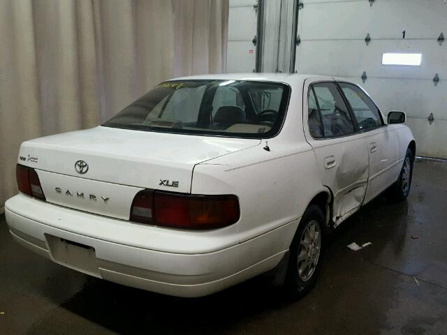 4T1BG12K0TU929011 - 1996 TOYOTA CAMRY DX WHITE photo 4