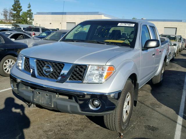 1N6AD07W07C430409 - 2007 NISSAN FRONTIER C SILVER photo 2