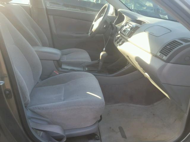 JTDBE32K520110474 - 2002 TOYOTA CAMRY LE 灰色 照片 5