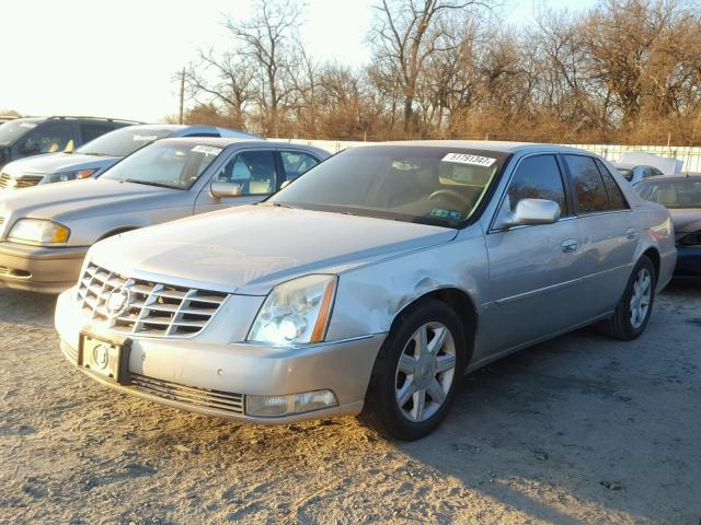 1G6KD57Y16U107598 - 2006 CADILLAC DTS SILVER photo 2