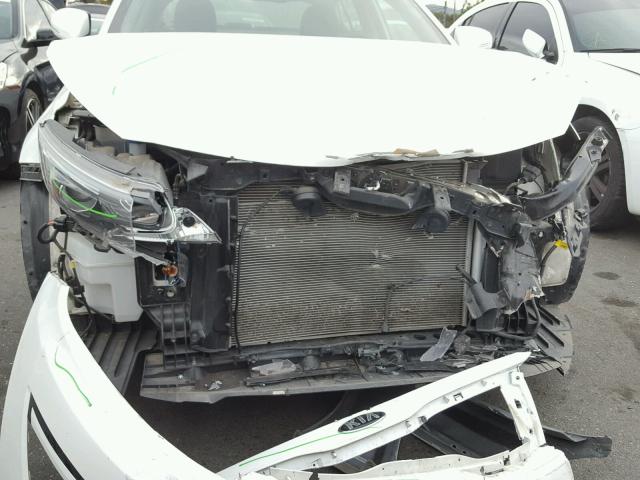 KNAGM4A74F5581209 - 2015 KIA OPTIMA LX WHITE photo 9