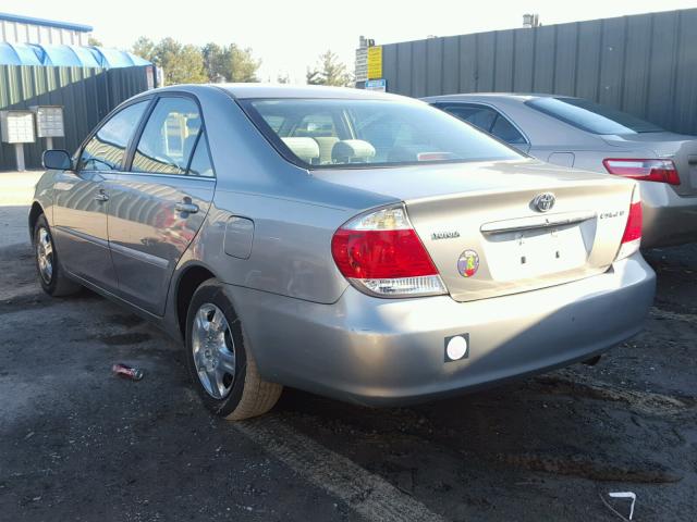 4T1BE30K05U639150 - 2005 TOYOTA CAMRY LE GOLD photo 3
