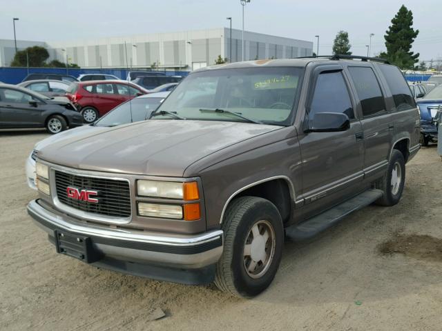 1GKEC13RXWJ702895 - 1998 GMC YUKON BROWN photo 2