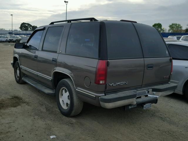 1GKEC13RXWJ702895 - 1998 GMC YUKON BROWN photo 3