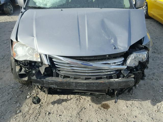 2C4RC1BGXFR582203 - 2015 CHRYSLER TOWN & COU SILVER photo 7