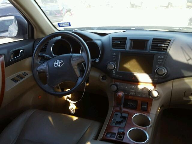 JTEES42A182013610 - 2008 TOYOTA HIGHLANDER WHITE photo 9