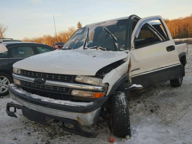 1GCGK29UX1Z147045 - 2001 CHEVROLET SILVERADO WHITE photo 2