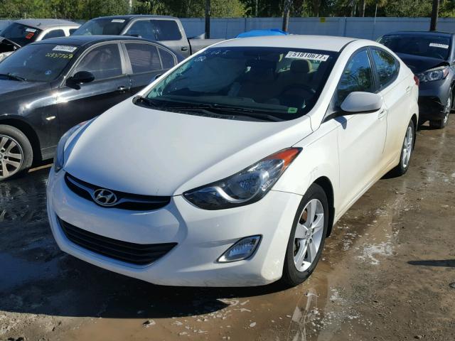 5NPDH4AE8DH317609 - 2013 HYUNDAI ELANTRA GL WHITE photo 2