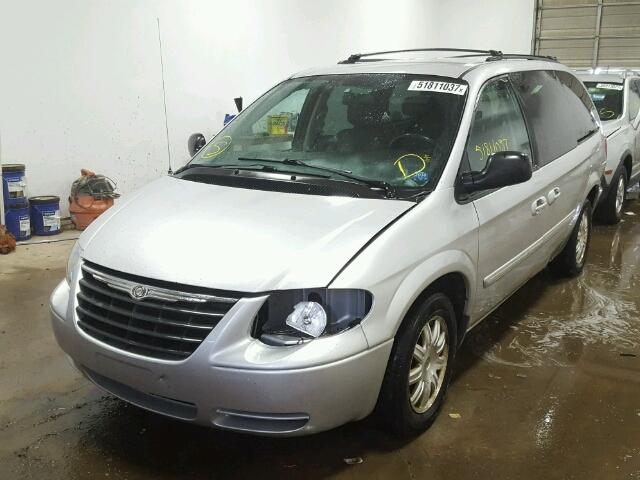 2A8GP54L37R275852 - 2007 CHRYSLER TOWN & COU SILVER photo 2