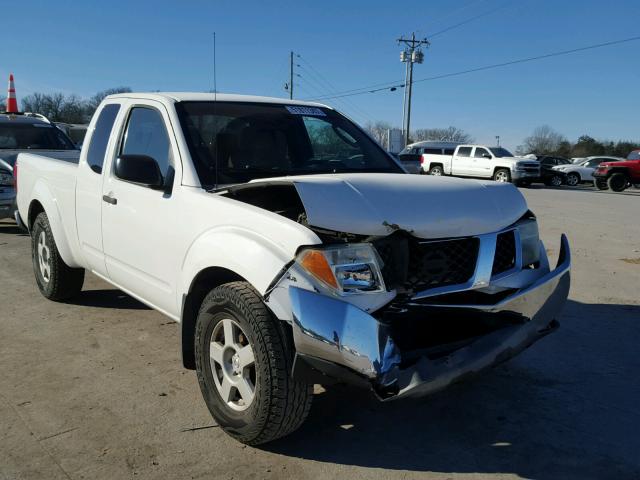 1N6AD06U25C442672 - 2005 NISSAN FRONTIER K WHITE photo 1