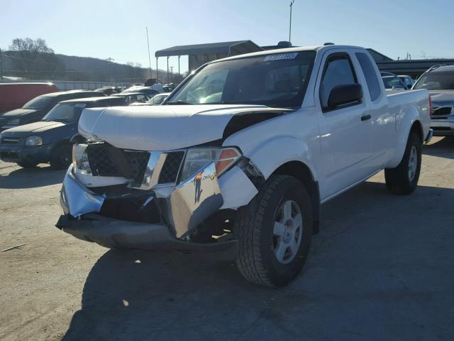 1N6AD06U25C442672 - 2005 NISSAN FRONTIER K WHITE photo 2