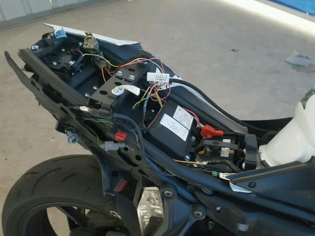 JKAEXEJ14HDA00154 - 2017 KAWASAKI EX650 J თეთრი ფოტო 6