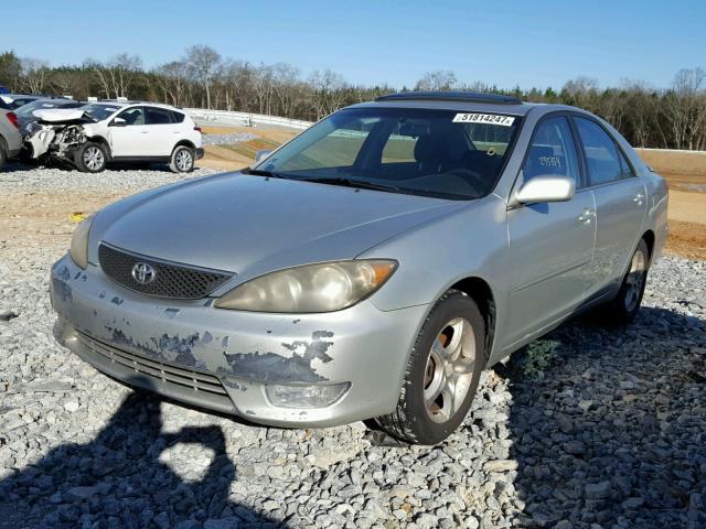 JTDBE32K153032990 - 2005 TOYOTA CAMRY LE SILVER photo 2