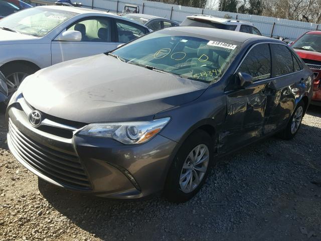 4T4BF1FK8FR513344 - 2015 TOYOTA CAMRY LE ნაცრისფერი ფოტო 2