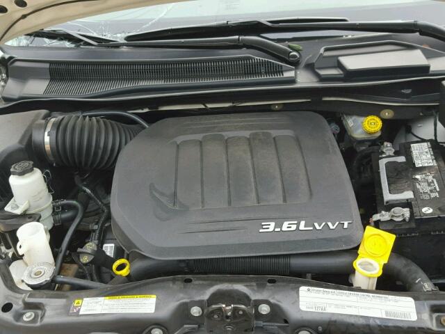 2A4RR8DG6BR704483 - 2011 CHRYSLER TOWN & COU WHITE photo 7