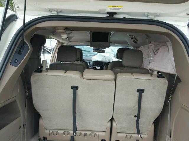 2A4RR8DG6BR704483 - 2011 CHRYSLER TOWN & COU WHITE photo 9