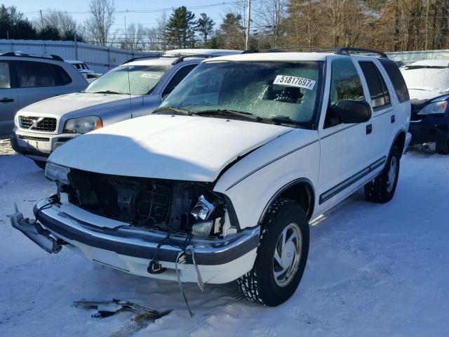 1GNDT13W01K258613 - 2001 CHEVROLET BLAZER WHITE photo 2