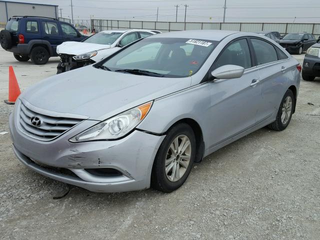 5NPEB4AC3BH202160 - 2011 HYUNDAI SONATA GLS SILVER photo 2