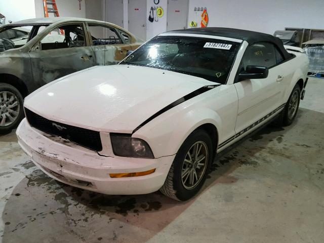 1ZVFT84N755225237 - 2005 FORD MUSTANG WHITE photo 2