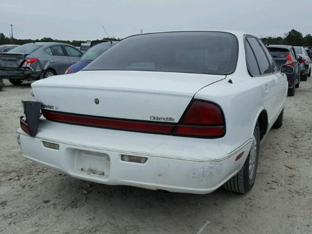 1G3HN52K7W4838429 - 1998 OLDSMOBILE 88 BASE WHITE photo 4