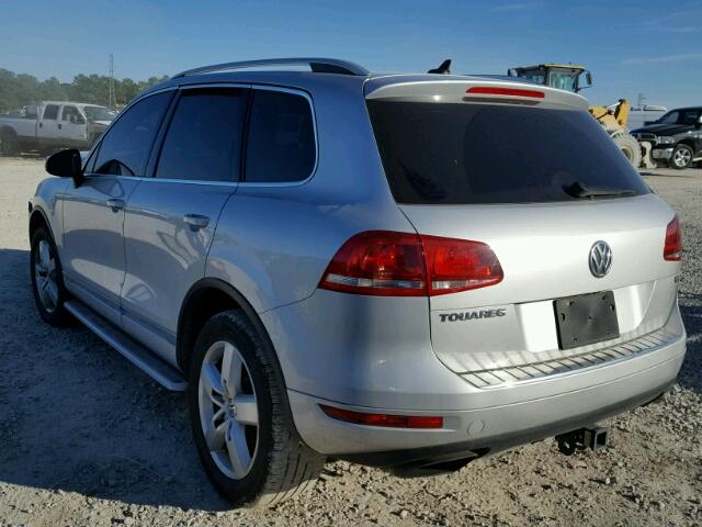 WVGEF9BP0CD006859 - 2012 VOLKSWAGEN TOUAREG V6 SILVER photo 3