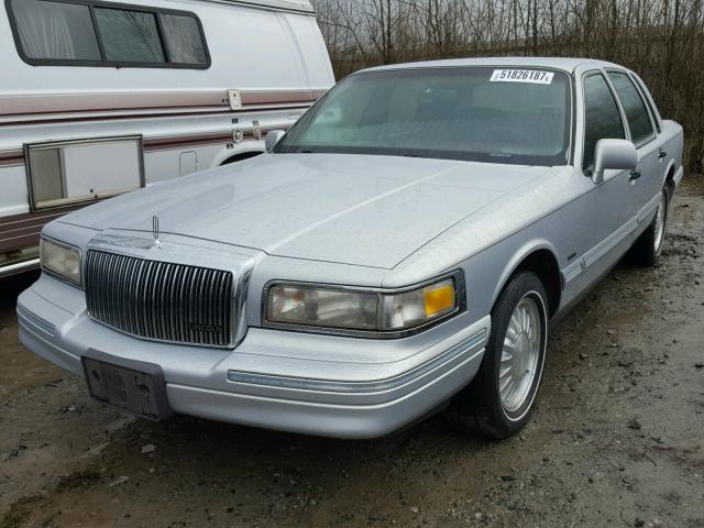 1LNLM83W9TY605524 - 1996 LINCOLN TOWN CAR C SILVER photo 2