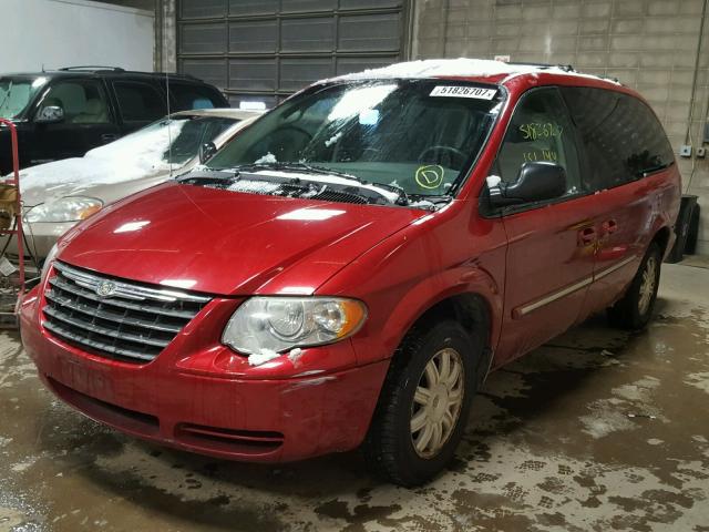 2A4GP54L06R923289 - 2006 CHRYSLER TOWN & COU RED photo 2