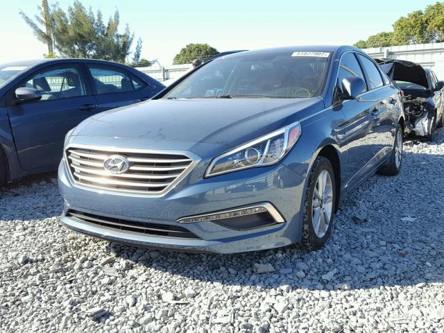 5NPE24AF2FH221119 - 2015 HYUNDAI SONATA SE BLUE photo 2