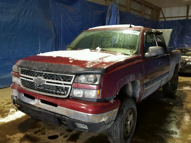 2GCEK19N961195470 - 2006 CHEVROLET SILVERADO MAROON photo 2