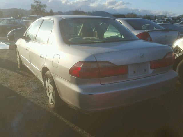 1HGCG1648XA063572 - 1999 HONDA ACCORD LX SILVER photo 3