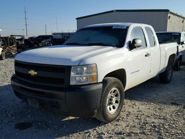 1GCRCPEX8BZ415630 - 2011 CHEVROLET SILVERADO WHITE photo 2