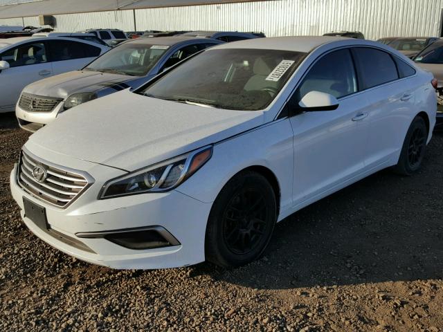 5NPE24AF5GH268470 - 2016 HYUNDAI SONATA SE WHITE photo 2