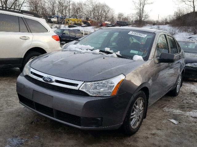 1FAHP35N79W128580 - 2009 FORD FOCUS SE GRAY photo 2