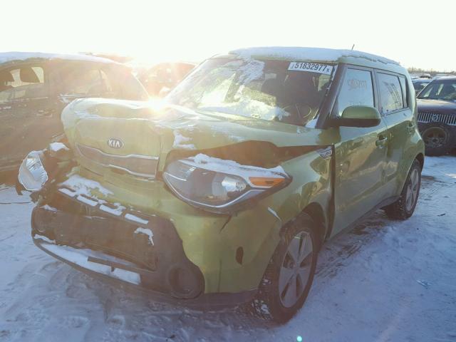 KNDJN2A25G7823509 - 2016 KIA SOUL GREEN photo 2