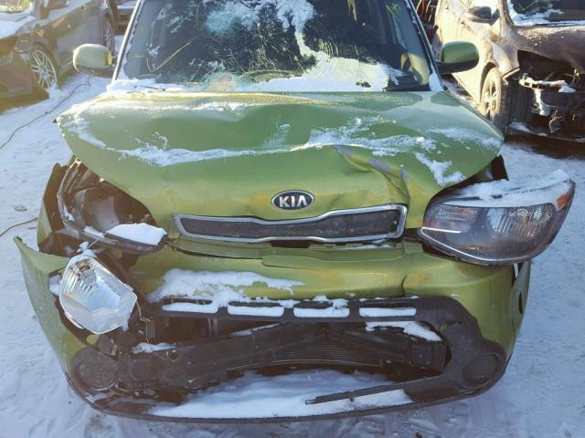 KNDJN2A25G7823509 - 2016 KIA SOUL GREEN photo 7