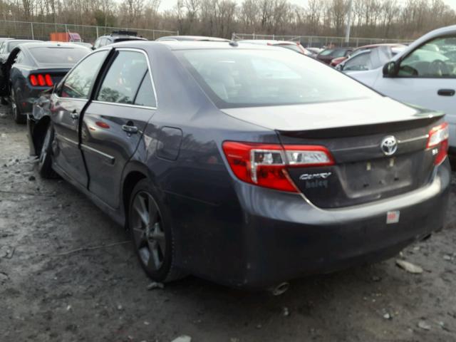 4T1BK1FK6EU550591 - 2014 TOYOTA CAMRY SE GRAY photo 3