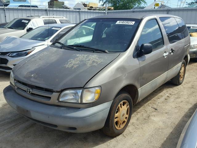 4T3ZF13C8WU021071 - 1998 TOYOTA SIENNA LE GOLD photo 2